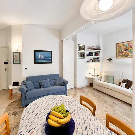 Hostdomus - Navy Apartment